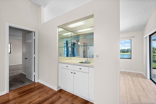 Building Photo - 2386 SW Creekside Dr