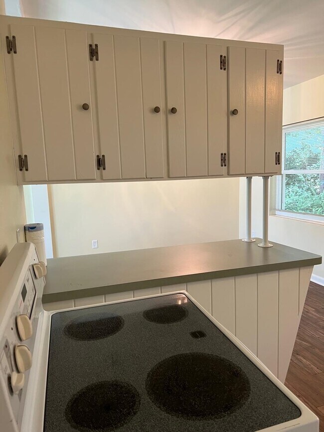 Building Photo - 2002 Chowkeebin Nene