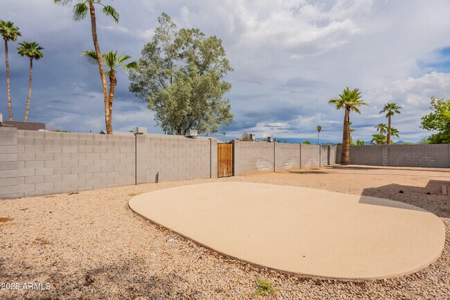 Building Photo - 3422 E Altadena Ave
