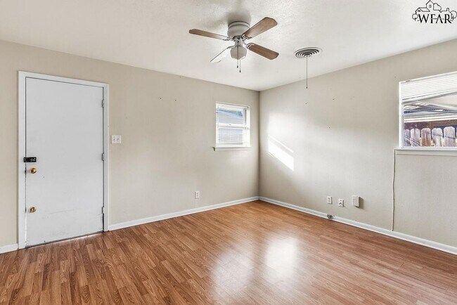 Building Photo - 4202 Meadowbrook Dr