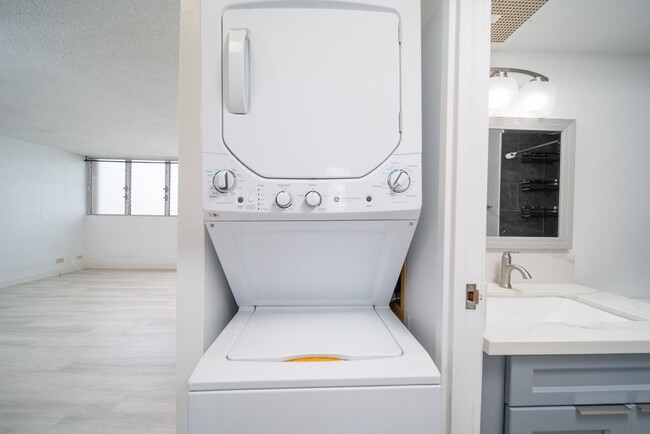 Building Photo - Upgraded Condo w/ Assigned Parking Near H1...