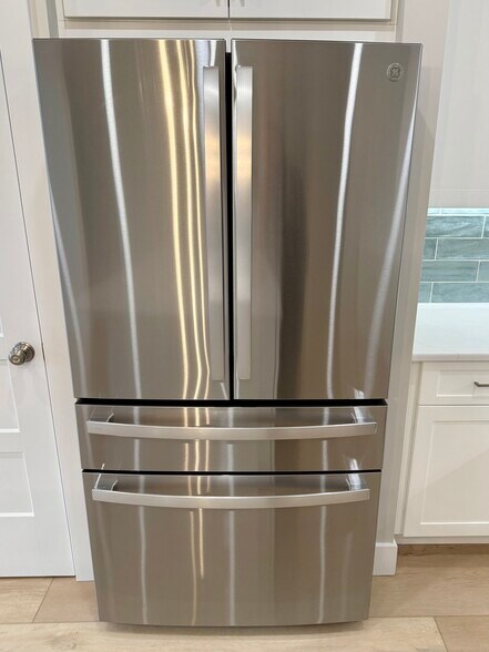 Building Photo - 906 Main St