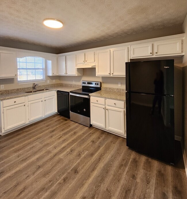 Building Photo - 215 Green Acre Ln