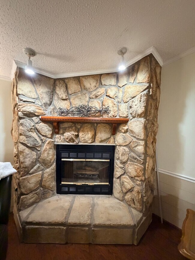 Building Photo - 7810 W Lakeshore Dr