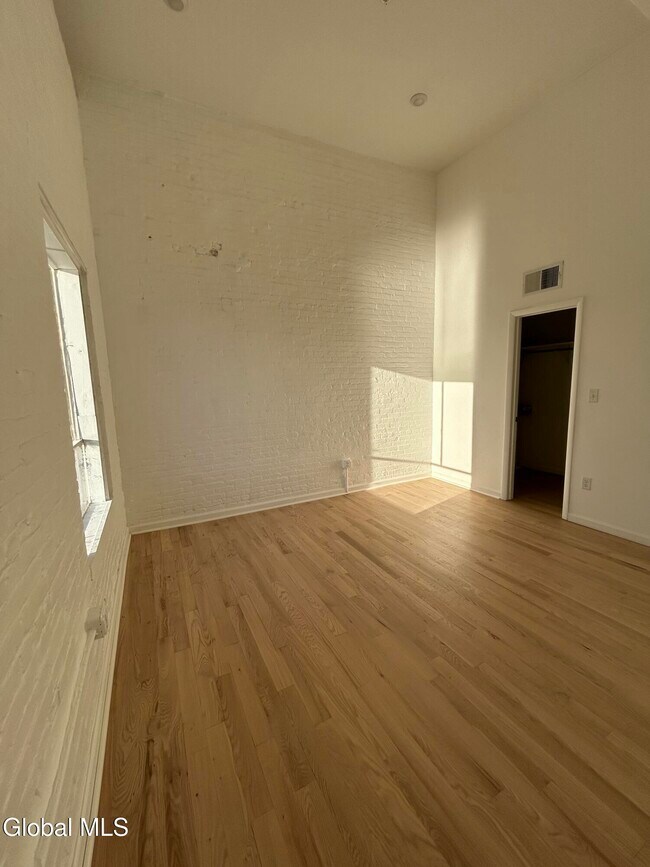 Building Photo - 155 River St