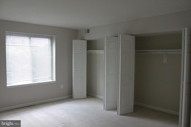 Building Photo - 9730 Kingsbridge Dr