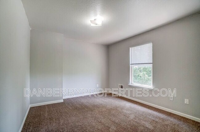 Building Photo - 3739 Willow Run Dr