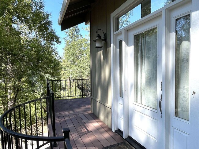 Building Photo - 3 bedroom, 3 bath unfurnished or furnished...
