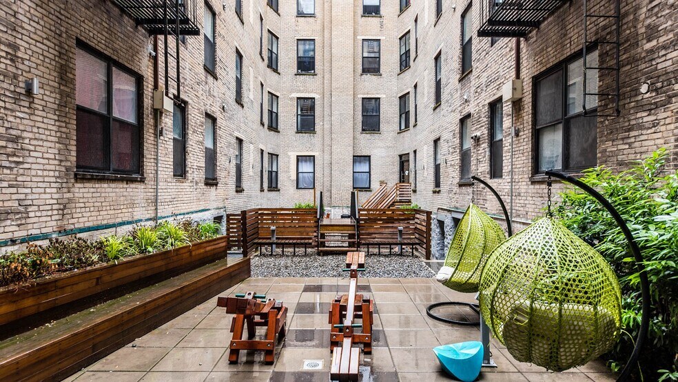 Building Photo - 16-25-25 Putnam Ave