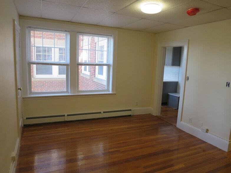 Building Photo - 32 College Ave