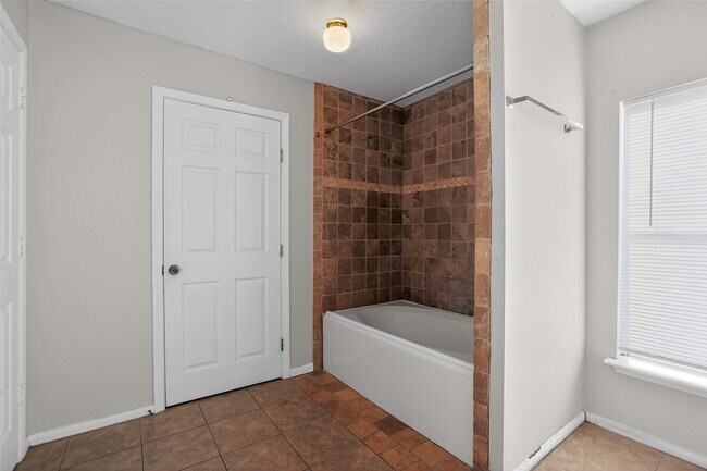 Building Photo - 20615 Valley Wells Dr