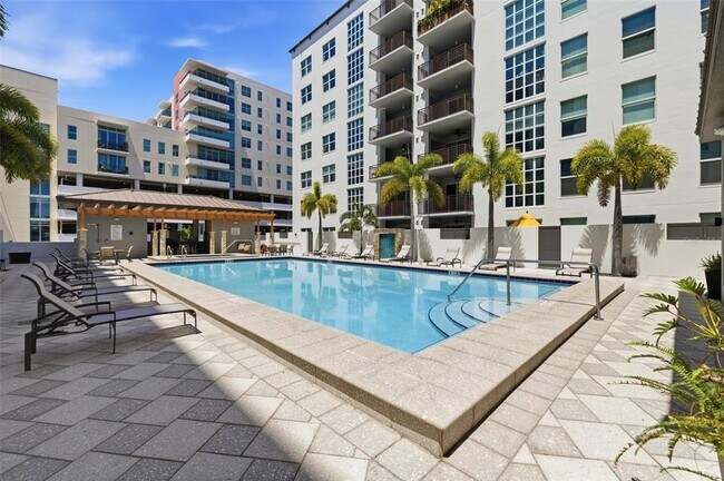 Building Photo - 1227 E Madison St