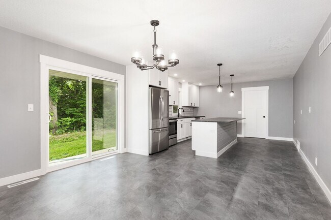 Building Photo - 1801 Elaine Dr