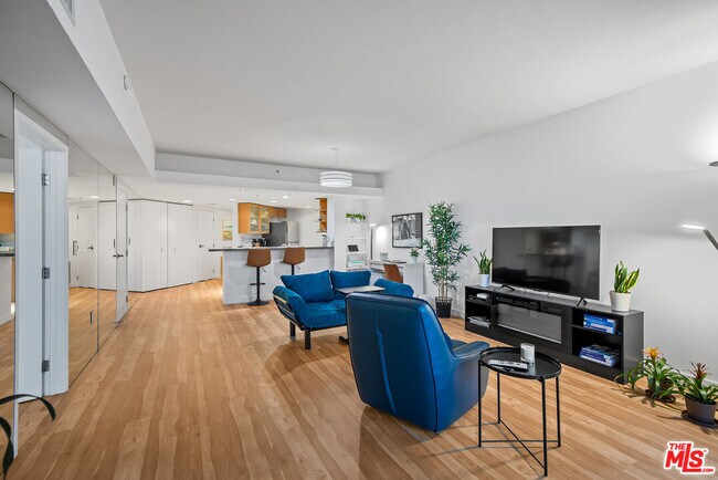 Building Photo - 13700 Marina Pointe Dr