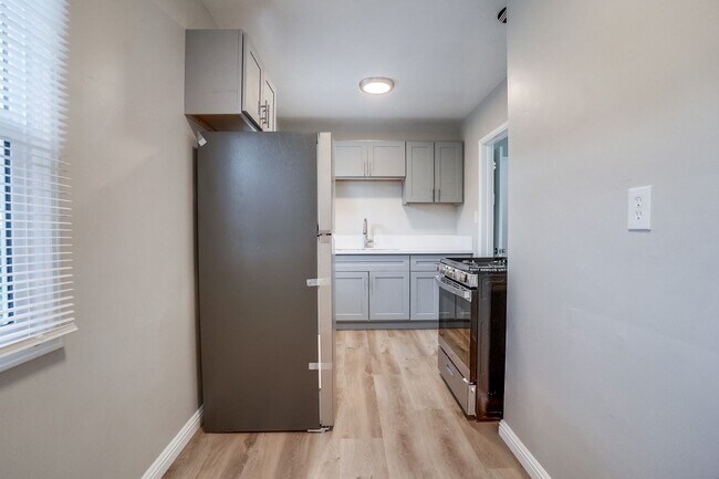 Building Photo - Upgraded Studio in Belmont Shore Available Now!!