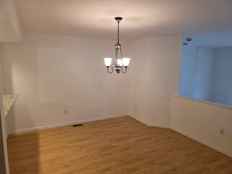 Building Photo - 131 Freedom Ct