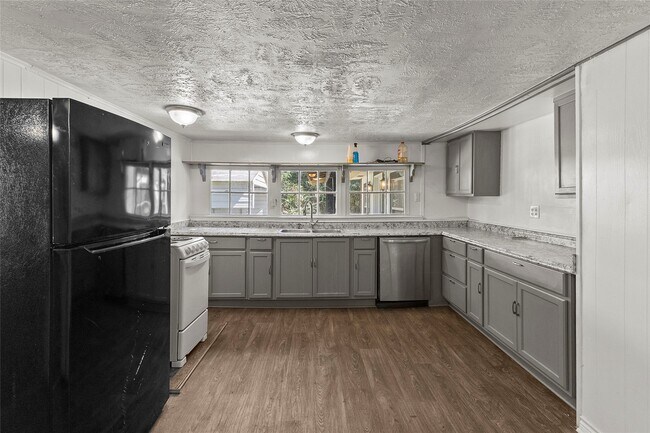 Building Photo - 8206 Sunflower Dr
