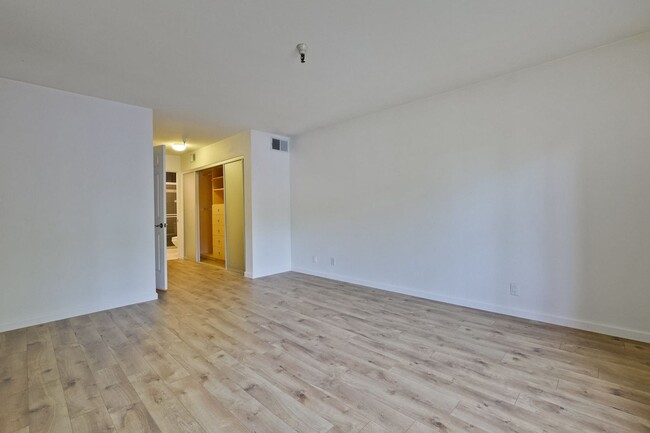 Building Photo - 2-bedroom, 2-bathroom condo in Awesome Mou...