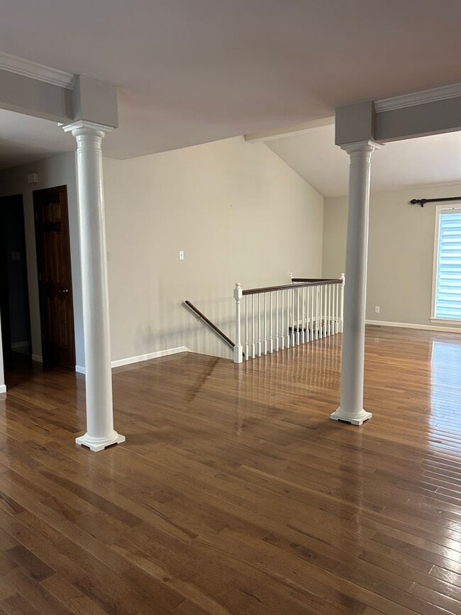 Building Photo - Beautiful Lake Home