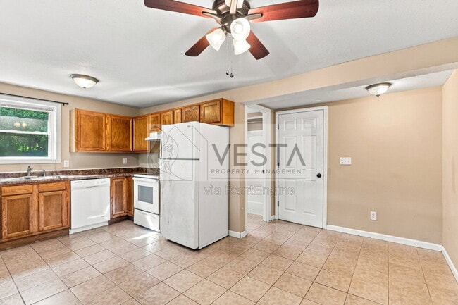Building Photo - 121 Lyndhurst Dr