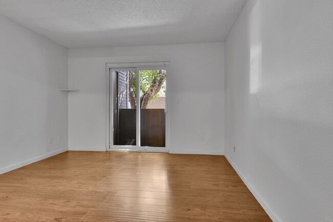 Building Photo - $1,775.00, 2-bed, 2-bath condo in Lakewood.