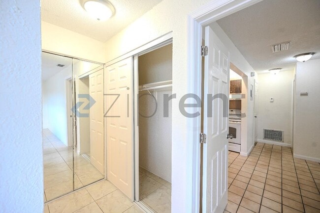 Building Photo - 6040 SW 26th St