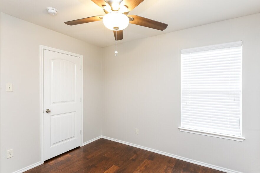Building Photo - 2116 Meadow View Dr