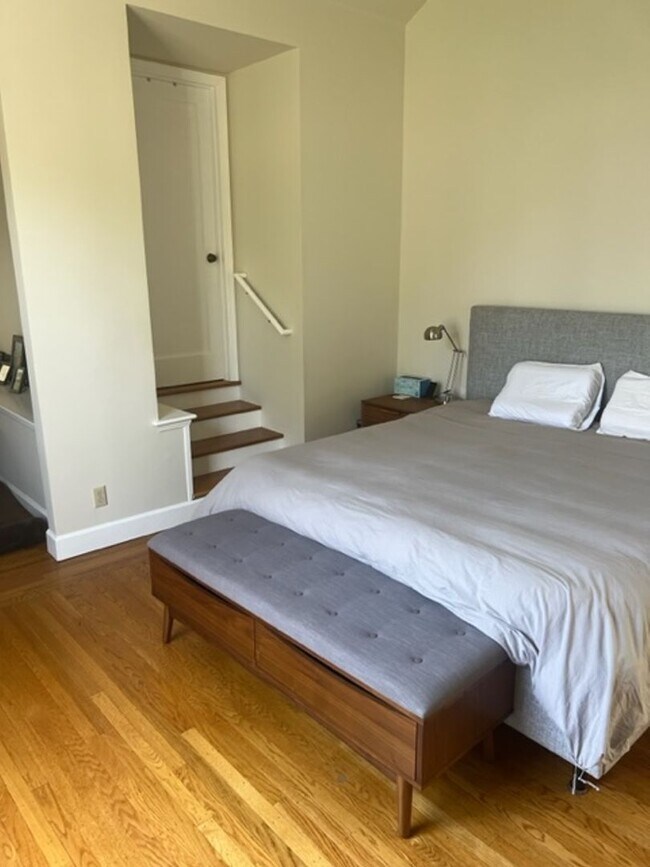 Building Photo - Beautiful, Spacious Rockridge Home!