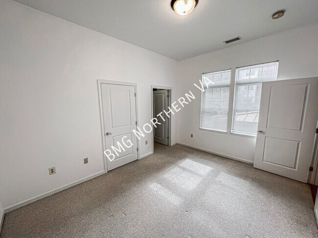 Building Photo - 309 Holland Ln