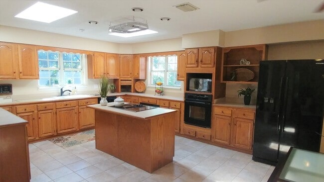 Building Photo - Large Executive Beauclerc Pool Home