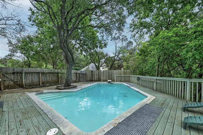 Building Photo - 3605 Silver Hill Cir