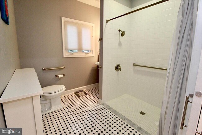 Building Photo - 4614 Roxbury Dr