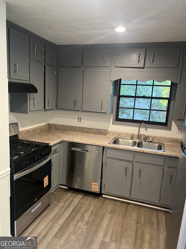 Building Photo - 3145 Malvern Dr