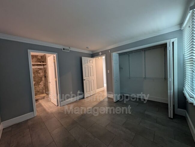 Building Photo - 306 S Cedar St