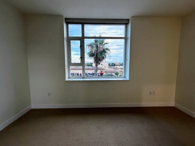 Building Photo - 700 W Harbor Dr