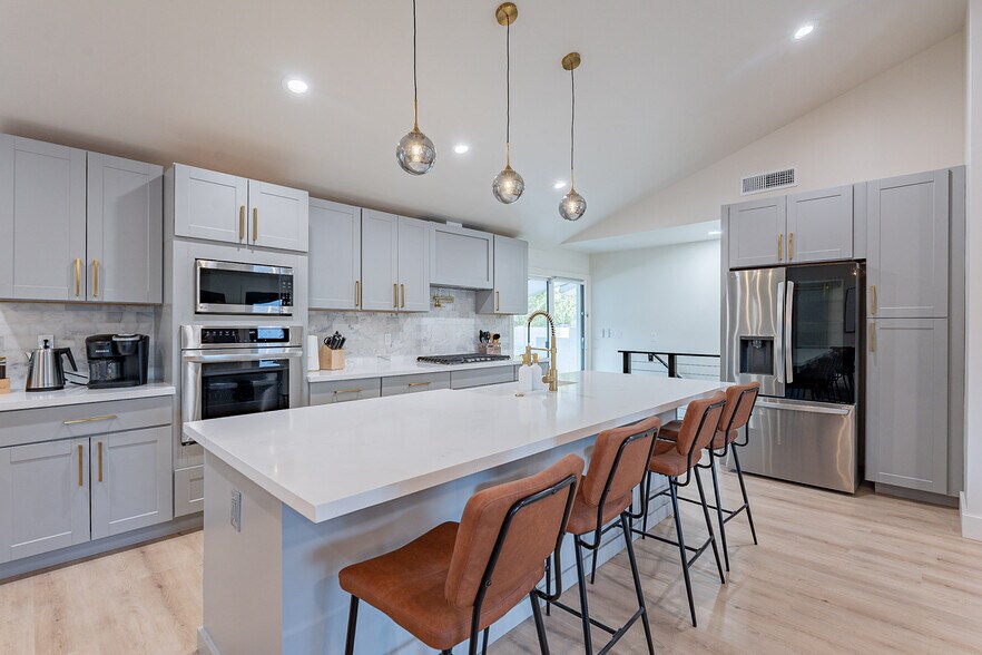 Kitchen - 126 E Palmcroft Dr