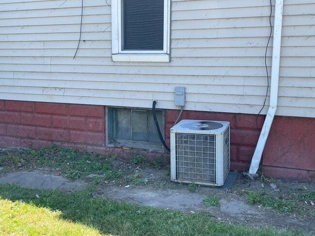 Building Photo - 4 bedroom home ready now!