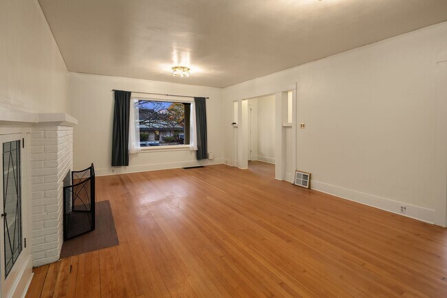 Building Photo - Charming 3 Bedroom In The Heart Of Stadium...