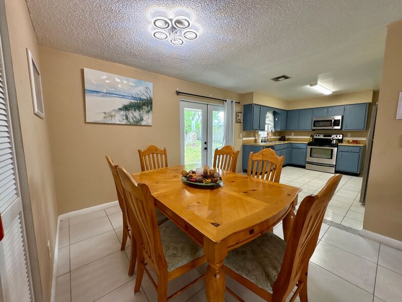 Building Photo - 2147 Sandalwood Dr