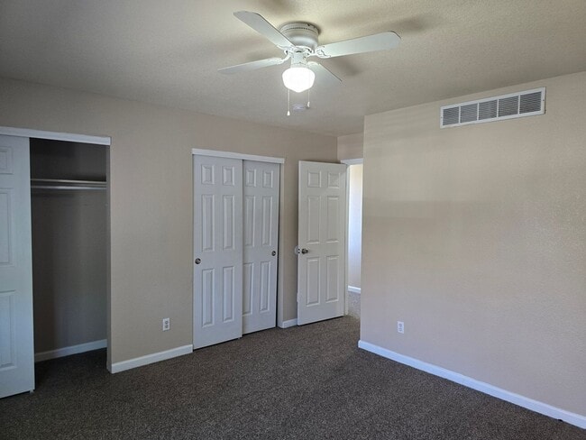 Building Photo - Three-bedroom condo in Denver boasts a lar...