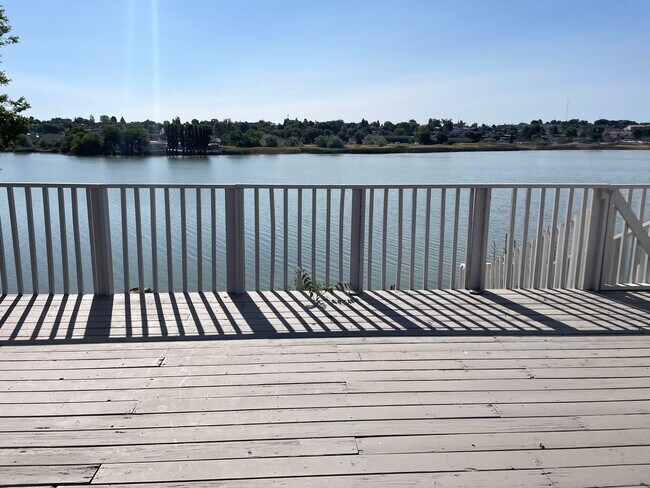 Building Photo - 2BR 1BA Duplex On Lake!!