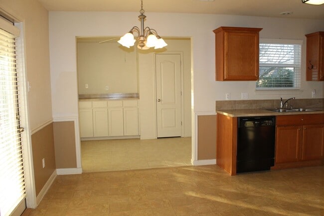 Building Photo - 4 BEDROOM, EASY COMMUTE