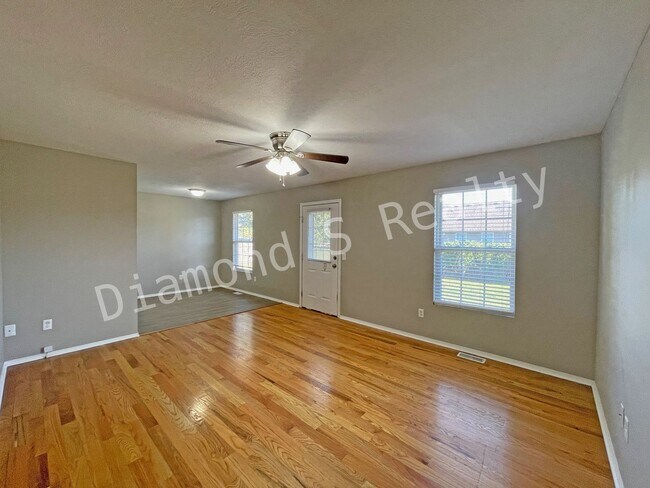 Building Photo - Updated 3 Bedroom Home in Reed/Hillcrest School Districts!