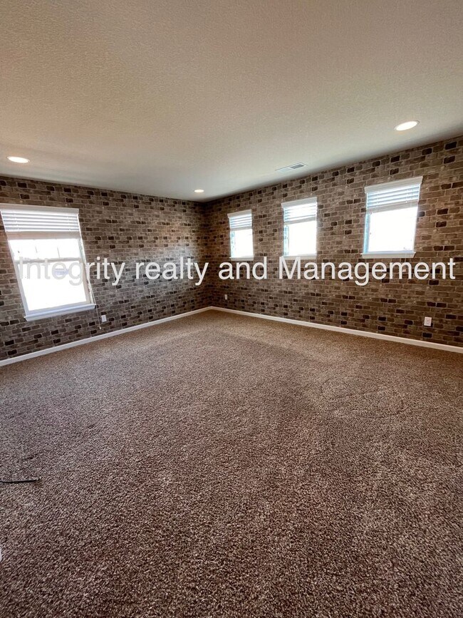 Building Photo - 4 Bed/3 Bath, 3,550 Sqft -1057 Clear Sky W...