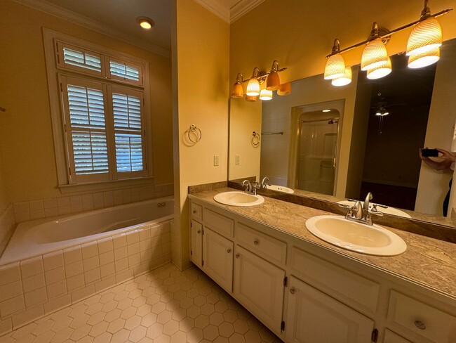 Building Photo - Charming 4 Bed 3.5 Home in Haymount