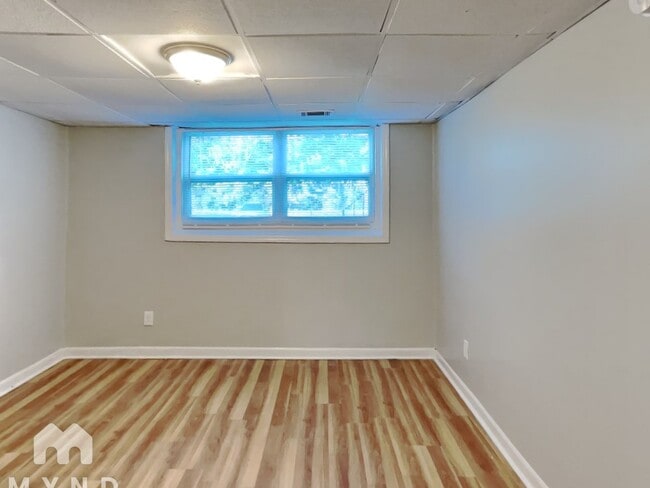 Building Photo - 247 Roxbury Dr