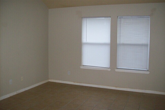 Building Photo - 15007 Kingsbridge Way