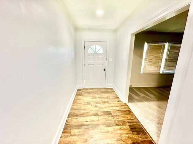 Building Photo - 4065 Pinehurst Dr