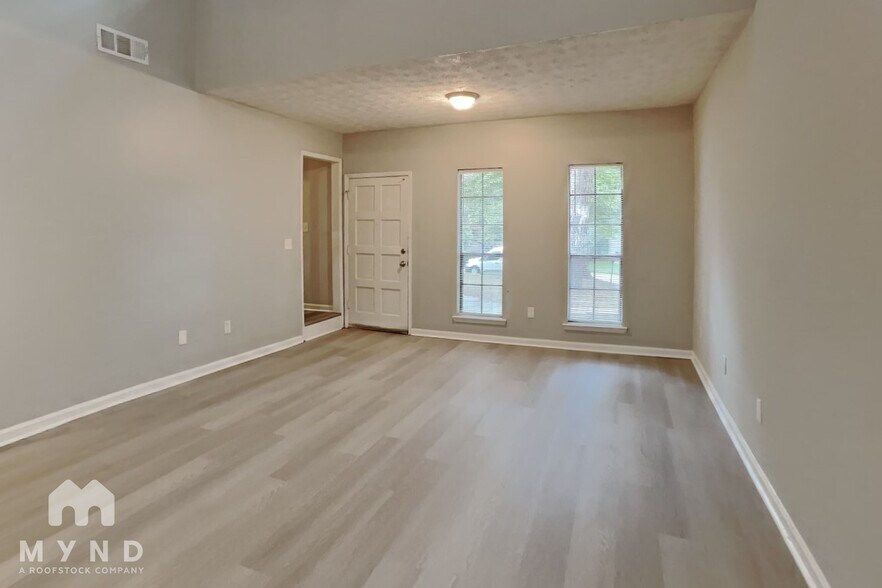 Building Photo - 3047 Brook Hollow Dr