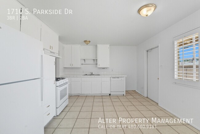 Building Photo - 1710 S Parkside Dr